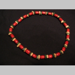 n&aacute;hrdeln&iacute;k alebo n&aacute;ramok na gumičke s dreven&yacute;mi farebn&yacute;mi kor&aacute;lkami