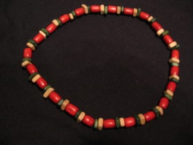 n&aacute;hrdeln&iacute;k alebo n&aacute;ramok na gumičke s dreven&yacute;mi farebn&yacute;mi kor&aacute;lkami