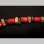 n&aacute;hrdeln&iacute;k alebo n&aacute;ramok na gumičke s dreven&yacute;mi farebn&yacute;mi kor&aacute;lkami