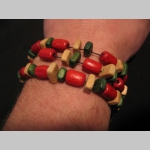 n&aacute;hrdeln&iacute;k alebo n&aacute;ramok na gumičke s dreven&yacute;mi farebn&yacute;mi kor&aacute;lkami