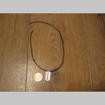 žiletka - kovov&yacute; chr&oacute;movan&yacute; pr&iacute;vesok na krk na plastikovej &scaron;n&uacute;rke s kovov&yacute;m zap&iacute;nan&iacute;m