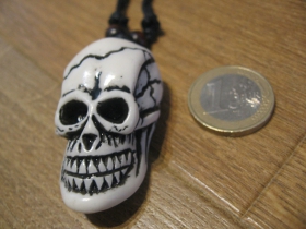 " smrtka - lebky - skull " veľký plastový prívesok na šnúrke materiál: imitácia slonoviny farba bielo-čierna