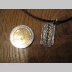 žiletka - kovov&yacute; chr&oacute;movan&yacute; pr&iacute;vesok na krk na plastikovej &scaron;n&uacute;rke s kovov&yacute;m zap&iacute;nan&iacute;m