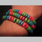 n&aacute;hrdeln&iacute;k alebo n&aacute;ramok na gumičke s dreven&yacute;mi farebn&yacute;mi kor&aacute;lkami