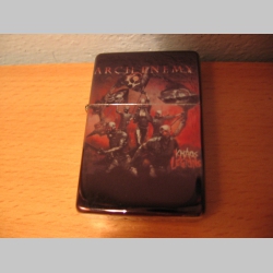 Arch Enemy - doplňovací benzínový zapalovač s vypalovaným obrázkom (balené v darčekovej krabičke)