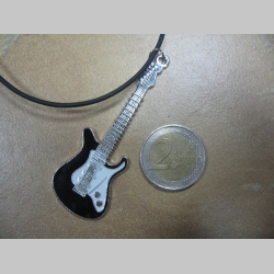 Gitara čiernobiela  kovový chrómovaný prívesok na krk na plastikovej šnúrke s kovovým zapínaním