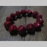 Náramok na gumičke motív kocky červené (plastové kocky s rozmerom 0,7 a 0,5cm )