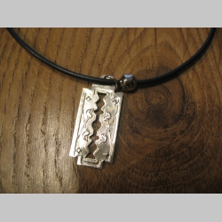 žiletka - kovov&yacute; chr&oacute;movan&yacute; pr&iacute;vesok na krk na plastikovej &scaron;n&uacute;rke s kovov&yacute;m zap&iacute;nan&iacute;m