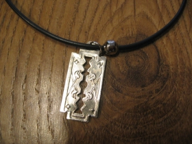 žiletka - kovov&yacute; chr&oacute;movan&yacute; pr&iacute;vesok na krk na plastikovej &scaron;n&uacute;rke s kovov&yacute;m zap&iacute;nan&iacute;m