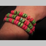 n&aacute;hrdeln&iacute;k alebo n&aacute;ramok na gumičke s dreven&yacute;mi farebn&yacute;mi kor&aacute;lkami