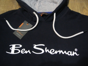 Ben Sherman tmavomodrá mikina s kapucou stiahnutelnou šnúrkami a klokankovým vreckom vpredu materiál: 100%bavlna posledné kusy veľkosť S,XL