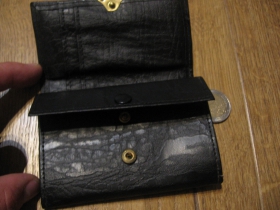 malá kožená peňaženka čierna so zapínaním na kovový cvok