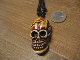 " smrtka - lebky - skull " veľký plastový prívesok na šnúrke materiál: imitácia slonoviny farba oranžovo-bielo-čierna