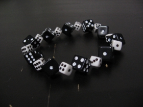 Náramok na gumičke motív kocky čiernobiele (plastové kocky s rozmerom 0,7 a 0,5cm )