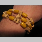 náhrdelník alebo náramok na gumičke s drevenými farebnými korálkami náhrdelník alebo náramok na gumičke s drevenými farebnými korálkami