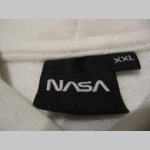 NASA - Kennedy Space centre pánska mikina s kapucou a klokankovým vreckom vpredu. Farba: svetlo béžová, materiál 80%bavlna 20% polyester   posledné kusy veľkosti L a XXL
