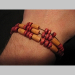 náhrdelník alebo náramok na gumičke s drevenými farebnými korálkami náhrdelník alebo náramok na gumičke s drevenými farebnými korálkami