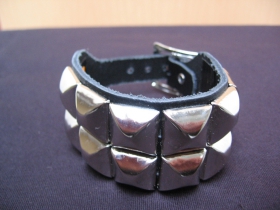 2.radov&yacute; kožen&yacute; n&aacute;ramok vyb&iacute;jan&yacute; kovov&yacute;mi chr&oacute;movan&yacute;mi pyram&iacute;dkami so zap&iacute;nan&iacute;m na kovov&uacute; pracku (nastaviteľn&yacute; obvod) prav&aacute; koža!!!