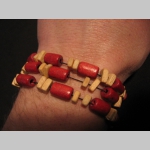 náhrdelník alebo náramok na gumičke s drevenými farebnými korálkami náhrdelník alebo náramok na gumičke s drevenými farebnými korálkami