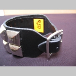 2.radový kožený náramok vybíjaný kovovými chrómovanými pyramídkami so zapínaním na kovovú pracku (nastaviteľný obvod) pravá koža!!! 2.radový kožený náramok vybíjaný kovovými chrómovanými pyramídkami so zapínaním na kovovú pracku (nastaviteľný obvod) pravá koža!!!