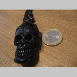 " smrtka - lebky - skull "veľký plastový prívesok na šnúrke materiál: imitácia slonoviny farba čierna