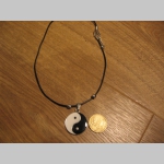 Jin Jang - Yin Yang kovov&yacute; chr&oacute;movan&yacute; pr&iacute;vesok na krk na plastikovej &scaron;n&uacute;rke s kovov&yacute;m zap&iacute;nan&iacute;m