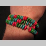 náhrdelník alebo náramok na gumičke s drevenými farebnými korálkami náhrdelník alebo náramok na gumičke s drevenými farebnými korálkami