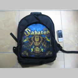 Sabaton ruksak čierny, 100% polyester. Rozmery: Výška 42 cm, šírka 34 cm, hĺbka až 22 cm pri plnom obsahu