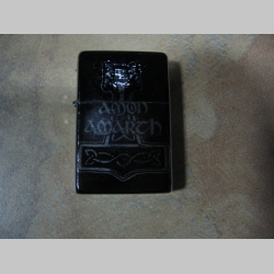 Amon Amarth - doplňovací benzínový zapalovač s vypalovaným obrázkom (balené v darčekovej krabičke)