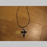 kr&iacute;ž kovov&yacute; čierny pr&iacute;vesok na krk na plastikovej &scaron;n&uacute;rke s kovov&yacute;m zap&iacute;nan&iacute;m