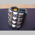 4.radov&yacute; kožen&yacute; n&aacute;ramok vyb&iacute;jan&yacute; chr&oacute;movan&yacute;mi pyram&iacute;dkami s rozmerom 1,6x1,6cm (nastaviteľn&yacute; obvod) prav&aacute; koža!!!!