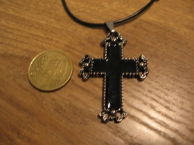 kr&iacute;ž kovov&yacute; čierny pr&iacute;vesok na krk na plastikovej &scaron;n&uacute;rke s kovov&yacute;m zap&iacute;nan&iacute;m