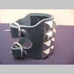 4.radov&yacute; kožen&yacute; n&aacute;ramok vyb&iacute;jan&yacute; chr&oacute;movan&yacute;mi pyram&iacute;dkami s rozmerom 1,6x1,6cm (nastaviteľn&yacute; obvod) prav&aacute; koža!!!!