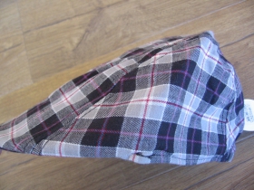 čiapka Rude Boy škótske káro TARTAN BORDO  materiál 30% bavlna 70%polyester, veľkosť cca. 54-56  vzadu pružný patent pre prisposobenie veľkosti