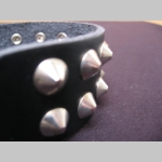 2.radov&yacute; kožen&yacute; n&aacute;ramok vyb&iacute;jan&yacute; kovov&yacute;mi chr&oacute;movan&yacute;mi kuželmi so zap&iacute;nan&iacute;m na kovov&uacute; pracku (nastaviteľn&yacute; obvod) prav&aacute; koža!!!