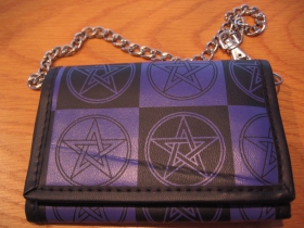 Pentagramy - fialovočierna peňaženka s retiazkou a karabínkou, materiál: imitácia kože, rozmery: 13x9x2cm