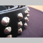 3. radov&yacute; vyb&iacute;jan&yacute; opasok s kovov&yacute;mi chr&oacute;movan&yacute;mi kuželmi materi&aacute;l syntetick&aacute; koža &scaron;&iacute;rka opasku 4,8cm