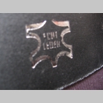 2.radov&yacute; kožen&yacute; n&aacute;ramok vyb&iacute;jan&yacute; kovov&yacute;mi chr&oacute;movan&yacute;mi kuželmi so zap&iacute;nan&iacute;m na kovov&uacute; pracku (nastaviteľn&yacute; obvod) prav&aacute; koža!!!