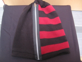 zimn&aacute; červenočierna zimn&aacute; čiapka s ozdobn&yacute;m zipsom materi&aacute;l 100% polyakril  univerz&aacute;lna veľkosť