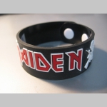 Iron Maiden  pružný silikónový náramok s vyrazeným motívom so zapínaním na plastové cvočky, nastaviteľná veľkosť, šírka 2,3cm Posledný kus!!!
