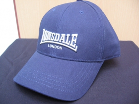 Lonsdale tmavomodr&aacute; a čierna &scaron;iltovka s vy&scaron;&iacute;van&yacute;m logom , zap&iacute;nanie vzadu na such&yacute; zips, materi&aacute;l 100%bavlna univerz&aacute;lna nastaviteľn&aacute; veľkosť