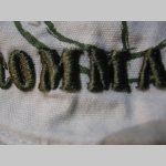 COMMANDO šiltovka svetlo pieskovej farby s vyšívaným logom a zapínaním vzadu na suchý zips , materiál 100% bavlna, univerzálna nastaviteľná veľkosť