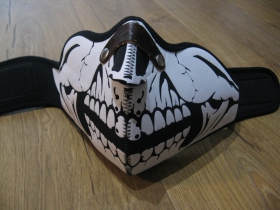 smrtka - lebka Gumotextilná maska (imitácia kože) v tvare respirátora so zapínaním vzadu na suchý zips, materiál 100%polyester, nastaviteľná univerzálna veľkosť
