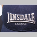 Lonsdale tmavomodr&aacute; a čierna &scaron;iltovka s vy&scaron;&iacute;van&yacute;m logom , zap&iacute;nanie vzadu na such&yacute; zips, materi&aacute;l 100%bavlna univerz&aacute;lna nastaviteľn&aacute; veľkosť