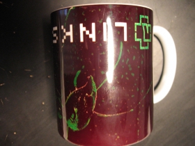 Rammstein - Links  porcel&aacute;nov&yacute; poh&aacute;r - &scaron;&aacute;lka s u&scaron;kom, objemom cca. 0,33L