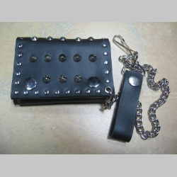 Vybíjaná kožená peňaženka so zapínaním na cvoky, s kovovou retiazkou a karabínkou