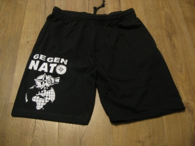 Gegen Nato  čierne teplákové kraťasy s tlačeným logom
