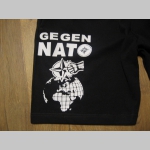 Gegen Nato  čierne teplákové kraťasy s tlačeným logom