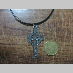 Gotický kríž  kovový chrómovaný prívesok na krk na plastikovej šnúrke s kovovým zapínaním
