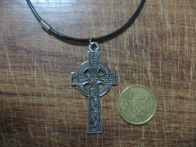 Gotický kríž  kovový chrómovaný prívesok na krk na plastikovej šnúrke s kovovým zapínaním